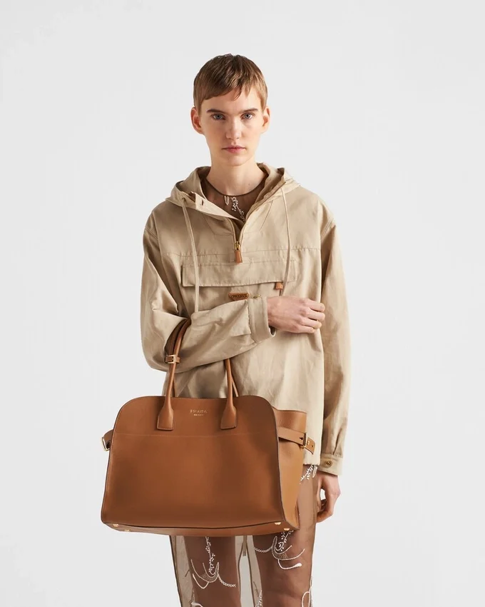 Bolso tote grande de cuero con hebillas Bolso tote grande de cuero con hebillas