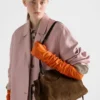 Bolso tote grande de gamuza Prada Carry Bolso tote grande de gamuza Prada Carry