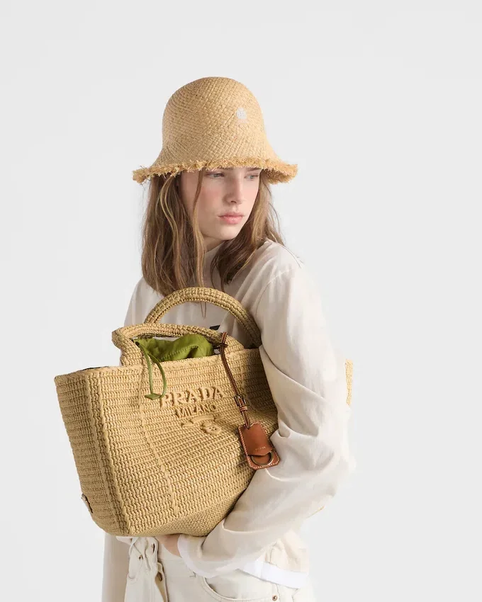 Bolso tote grande de ganchillo con detalles de cuero Bolso tote grande de ganchillo con detalles de cuero