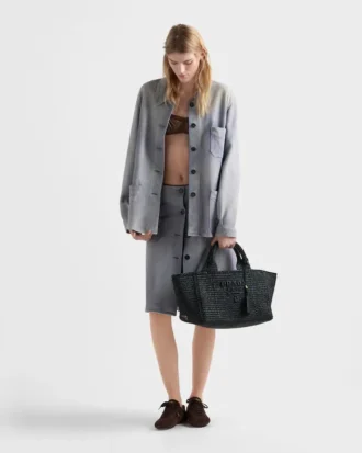 Bolso tote grande de ganchillo con detalles de cuero