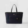 Bolso tote grande Prada Re-Edition 1978 de nylon Re-Nylon y piel Saffiano Bolso tote grande Prada Re-Edition 1978 de nylon Re-Nylon y piel Saffiano