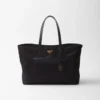 Bolso tote grande Prada Re-Edition 1978 de nylon Re-Nylon y piel Saffiano Bolso tote grande Prada Re-Edition 1978 de nylon Re-Nylon y piel Saffiano