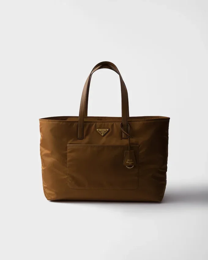 Bolso tote grande Prada Re-Edition 1978 de nylon Re-Nylon y piel Saffiano Bolso tote grande Prada Re-Edition 1978 de nylon Re-Nylon y piel Saffiano