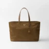 Bolso tote grande Prada Re-Edition 1978 de nylon Re-Nylon y piel Saffiano Bolso tote grande Prada Re-Edition 1978 de nylon Re-Nylon y piel Saffiano