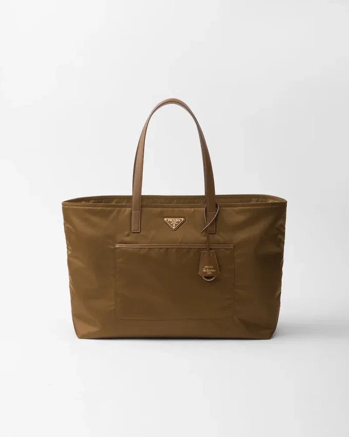 Bolso tote grande Prada Re-Edition 1978 de nylon Re-Nylon y piel Saffiano Bolso tote grande Prada Re-Edition 1978 de nylon Re-Nylon y piel Saffiano