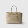 Bolso tote grande Prada Re-Edition 1978 de nylon Re-Nylon y piel Saffiano Bolso tote grande Prada Re-Edition 1978 de nylon Re-Nylon y piel Saffiano