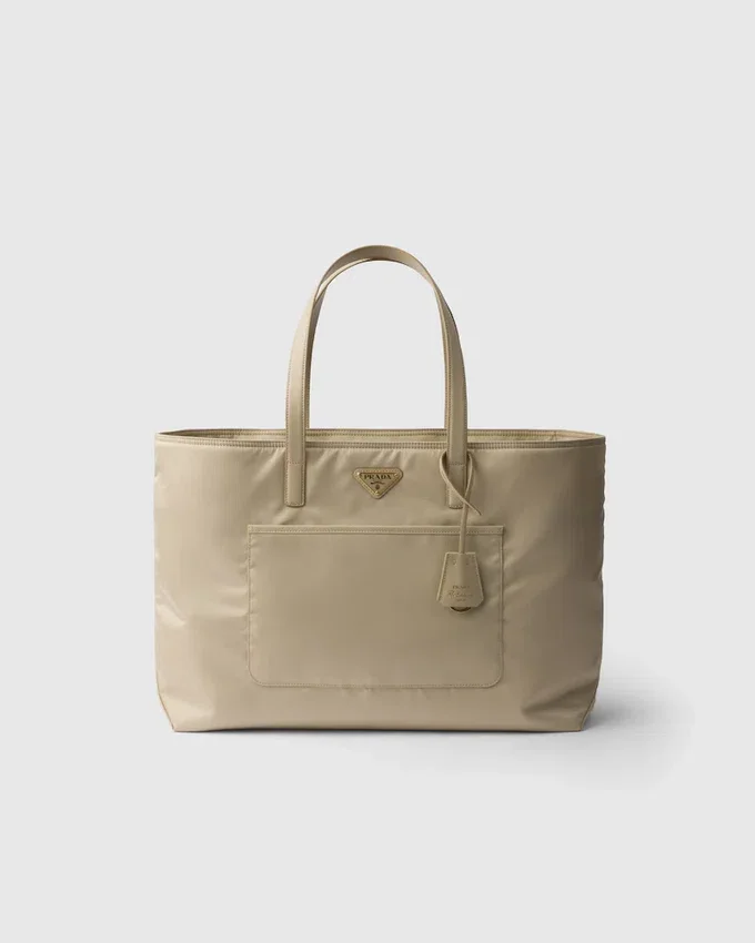 Bolso tote grande Prada Re-Edition 1978 de nylon Re-Nylon y piel Saffiano Bolso tote grande Prada Re-Edition 1978 de nylon Re-Nylon y piel Saffiano