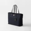 Bolso tote grande Prada Re-Edition 1978 de nylon Re-Nylon y piel Saffiano Bolso tote grande Prada Re-Edition 1978 de nylon Re-Nylon y piel Saffiano