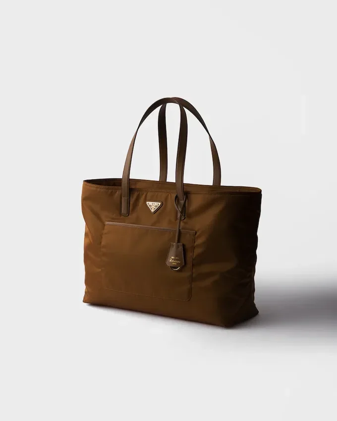 Bolso tote grande Prada Re-Edition 1978 de nylon Re-Nylon y piel Saffiano Bolso tote grande Prada Re-Edition 1978 de nylon Re-Nylon y piel Saffiano