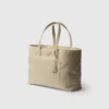 Bolso tote grande Prada Re-Edition 1978 de nylon Re-Nylon y piel Saffiano Bolso tote grande Prada Re-Edition 1978 de nylon Re-Nylon y piel Saffiano