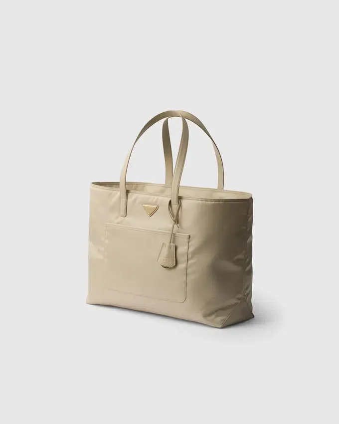 Bolso tote grande Prada Re-Edition 1978 de nylon Re-Nylon y piel Saffiano Bolso tote grande Prada Re-Edition 1978 de nylon Re-Nylon y piel Saffiano