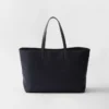 Bolso tote grande Prada Re-Edition 1978 de nylon Re-Nylon y piel Saffiano Bolso tote grande Prada Re-Edition 1978 de nylon Re-Nylon y piel Saffiano