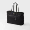Bolso tote grande Prada Re-Edition 1978 de nylon Re-Nylon y piel Saffiano Bolso tote grande Prada Re-Edition 1978 de nylon Re-Nylon y piel Saffiano