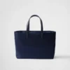 Bolso tote grande Prada Re-Edition 1978 de nylon Re-Nylon y piel Saffiano Bolso tote grande Prada Re-Edition 1978 de nylon Re-Nylon y piel Saffiano