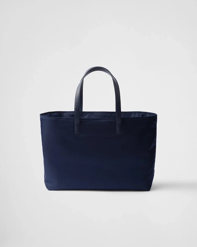 Bolso tote grande Prada Re-Edition 1978 de nylon Re-Nylon y piel Saffiano Bolso tote grande Prada Re-Edition 1978 de nylon Re-Nylon y piel Saffiano