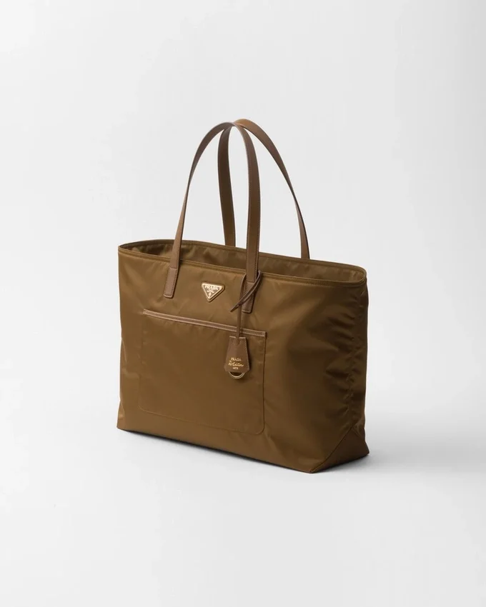 Bolso tote grande Prada Re-Edition 1978 de nylon Re-Nylon y piel Saffiano Bolso tote grande Prada Re-Edition 1978 de nylon Re-Nylon y piel Saffiano