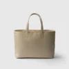 Bolso tote grande Prada Re-Edition 1978 de nylon Re-Nylon y piel Saffiano Bolso tote grande Prada Re-Edition 1978 de nylon Re-Nylon y piel Saffiano