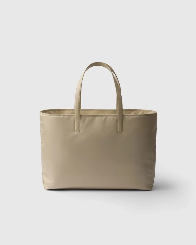 Bolso tote grande Prada Re-Edition 1978 de nylon Re-Nylon y piel Saffiano Bolso tote grande Prada Re-Edition 1978 de nylon Re-Nylon y piel Saffiano