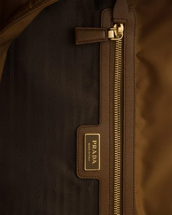 Bolso tote grande Prada Re-Edition 1978 de nylon Re-Nylon y piel Saffiano Bolso tote grande Prada Re-Edition 1978 de nylon Re-Nylon y piel Saffiano