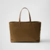 Bolso tote grande Prada Re-Edition 1978 de nylon Re-Nylon y piel Saffiano Bolso tote grande Prada Re-Edition 1978 de nylon Re-Nylon y piel Saffiano