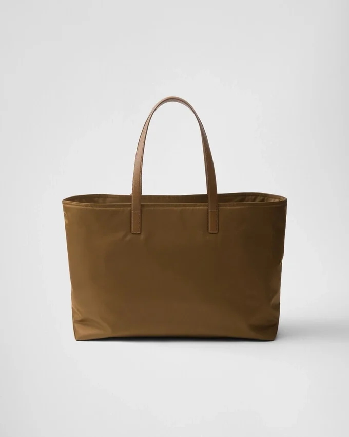 Bolso tote grande Prada Re-Edition 1978 de nylon Re-Nylon y piel Saffiano Bolso tote grande Prada Re-Edition 1978 de nylon Re-Nylon y piel Saffiano