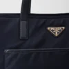 Bolso tote grande Prada Re-Edition 1978 de nylon Re-Nylon y piel Saffiano Bolso tote grande Prada Re-Edition 1978 de nylon Re-Nylon y piel Saffiano