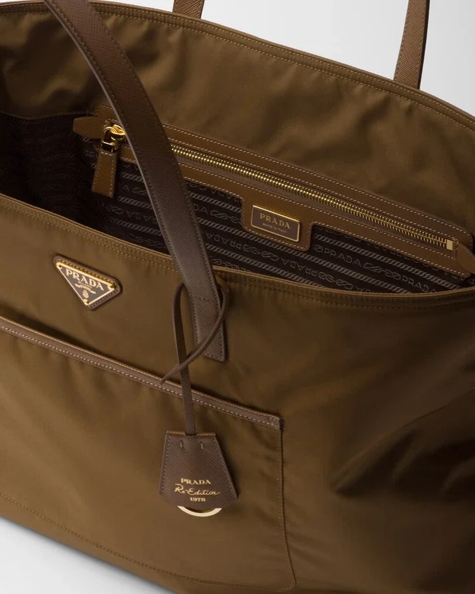Bolso tote grande Prada Re-Edition 1978 de nylon Re-Nylon y piel Saffiano Bolso tote grande Prada Re-Edition 1978 de nylon Re-Nylon y piel Saffiano