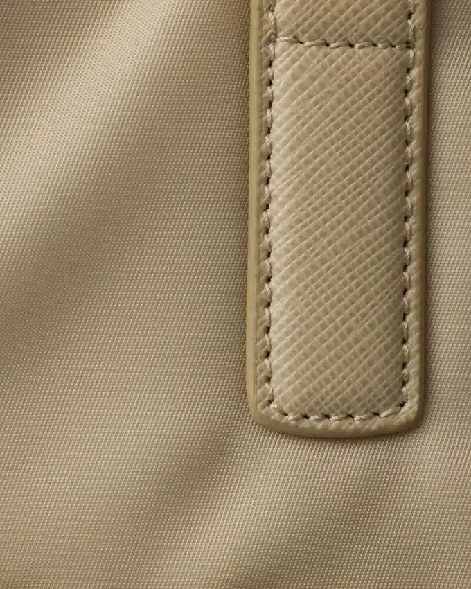 Bolso tote grande Prada Re-Edition 1978 de nylon Re-Nylon y piel Saffiano Bolso tote grande Prada Re-Edition 1978 de nylon Re-Nylon y piel Saffiano