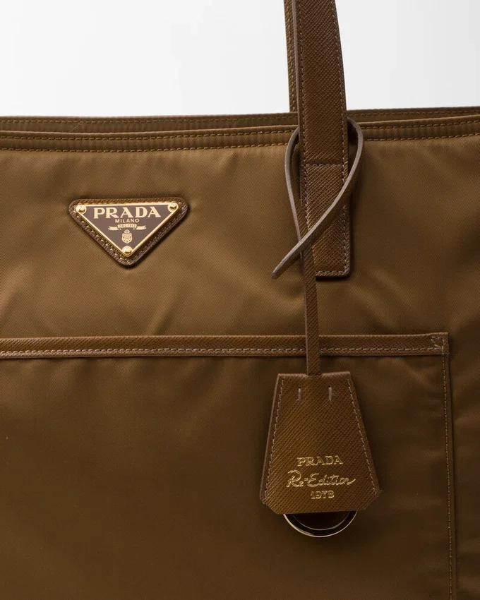 Bolso tote grande Prada Re-Edition 1978 de nylon Re-Nylon y piel Saffiano Bolso tote grande Prada Re-Edition 1978 de nylon Re-Nylon y piel Saffiano