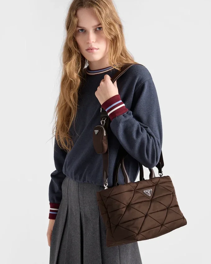 Bolso tote mediano acolchado de Re-Nylon y piel Bolso tote mediano acolchado de Re-Nylon y piel