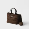 Bolso tote mediano acolchado de Re-Nylon y piel Bolso tote mediano acolchado de Re-Nylon y piel