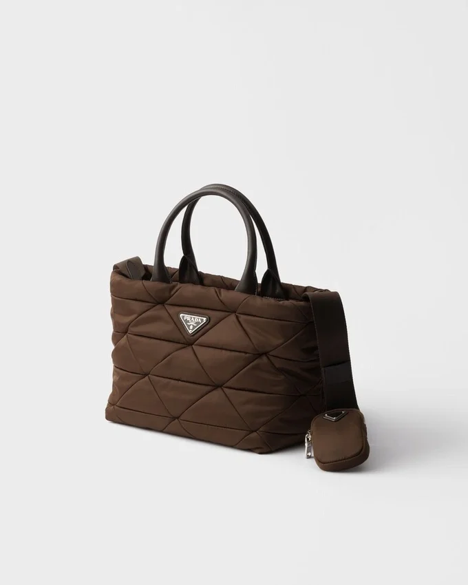 Bolso tote mediano acolchado de Re-Nylon y piel Bolso tote mediano acolchado de Re-Nylon y piel