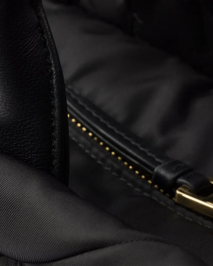 Bolso tote mediano acolchado de Re-Nylon y piel Bolso tote mediano acolchado de Re-Nylon y piel