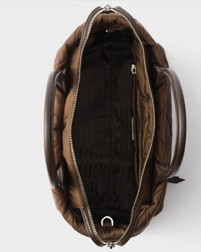 Bolso tote mediano acolchado de Re-Nylon y piel Bolso tote mediano acolchado de Re-Nylon y piel
