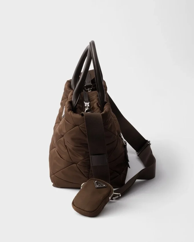 Bolso tote mediano acolchado de Re-Nylon y piel Bolso tote mediano acolchado de Re-Nylon y piel