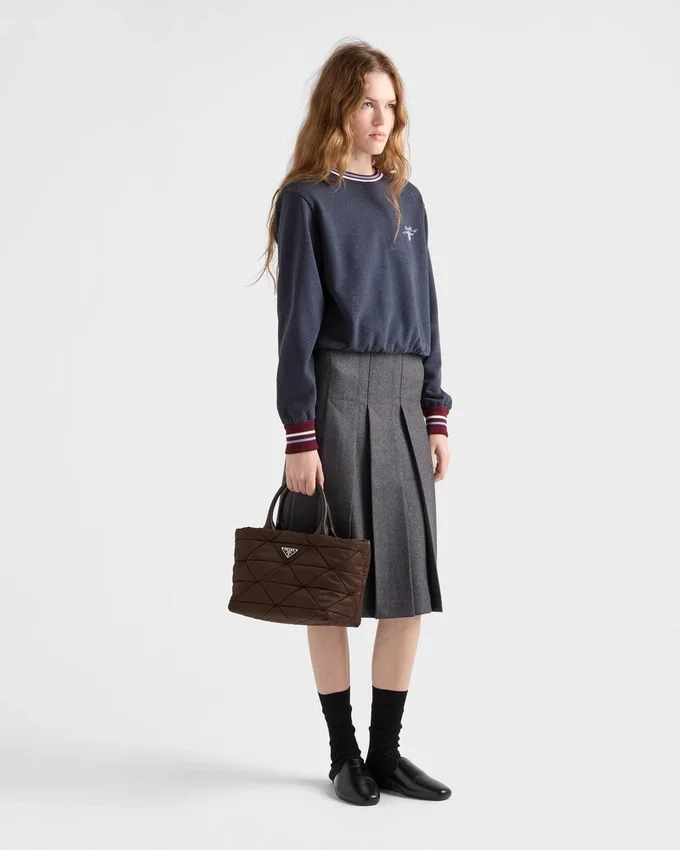Bolso tote mediano acolchado de Re-Nylon y piel Bolso tote mediano acolchado de Re-Nylon y piel