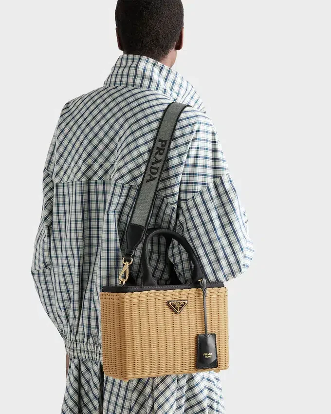 Bolso tote mediano de mimbre y lona Bolso tote mediano de mimbre y lona