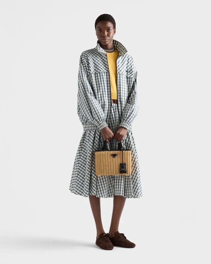 Bolso tote mediano de mimbre y lona Bolso tote mediano de mimbre y lona