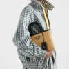 Bolso tote mediano de mimbre y lona Bolso tote mediano de mimbre y lona