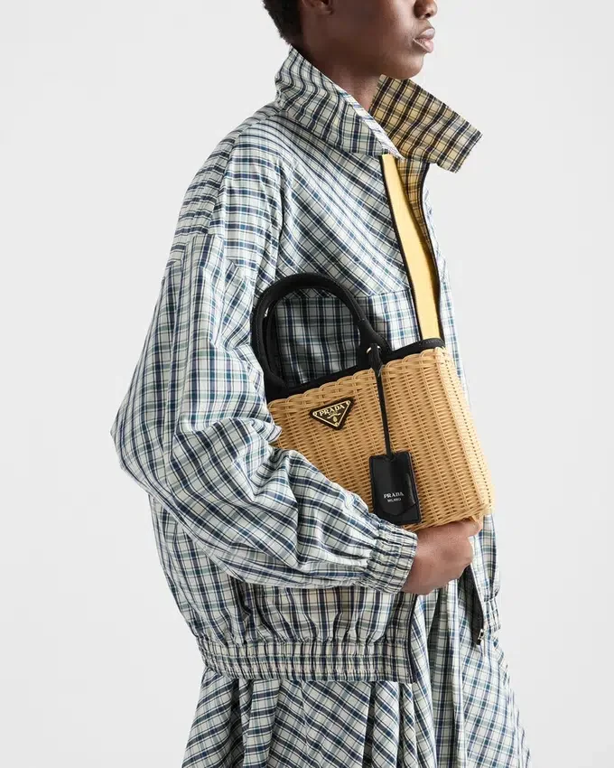 Bolso tote mediano de mimbre y lona Bolso tote mediano de mimbre y lona