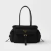 Bolso tote mediano Prada Explore de Re-Nylon y piel