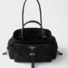 Bolso tote mediano Prada Explore de Re-Nylon y piel
