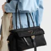 Bolso tote mediano Prada Explore de Re-Nylon y piel