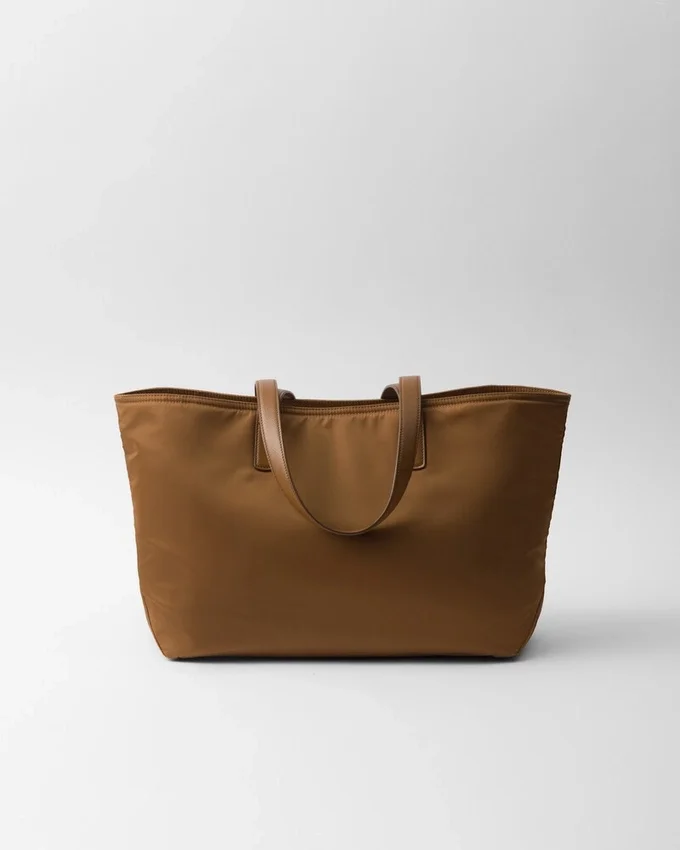 Bolso tote mediano Prada Re-Edition 1978 de Re-Nylon y piel Saffiano Bolso tote mediano Prada Re-Edition 1978 de Re-Nylon y piel Saffiano