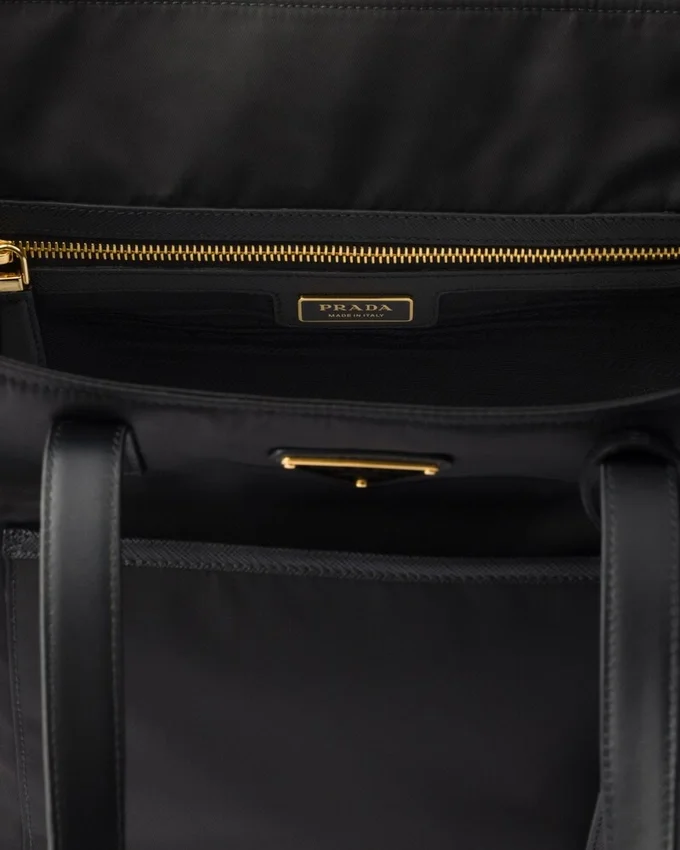 Bolso tote mediano Prada Re-Edition 1978 de Re-Nylon y piel Saffiano Bolso tote mediano Prada Re-Edition 1978 de Re-Nylon y piel Saffiano