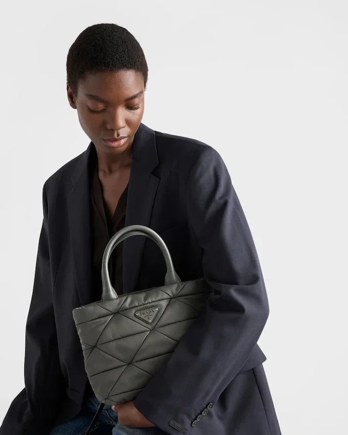 Bolso tote pequeño acolchado de Re-Nylon Bolso tote pequeño acolchado de Re-Nylon