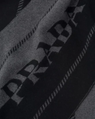 Bufanda pequeña de lana con logotipo en jacquard Bufanda pequeña de lana con logotipo en jacquard