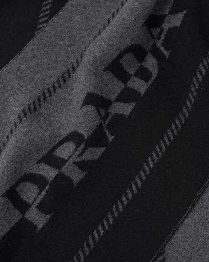 Bufanda pequeña de lana con logotipo en jacquard Bufanda pequeña de lana con logotipo en jacquard