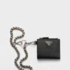 Cartera pequeña de piel Saffiano con cadena Cartera pequeña de piel Saffiano con cadena