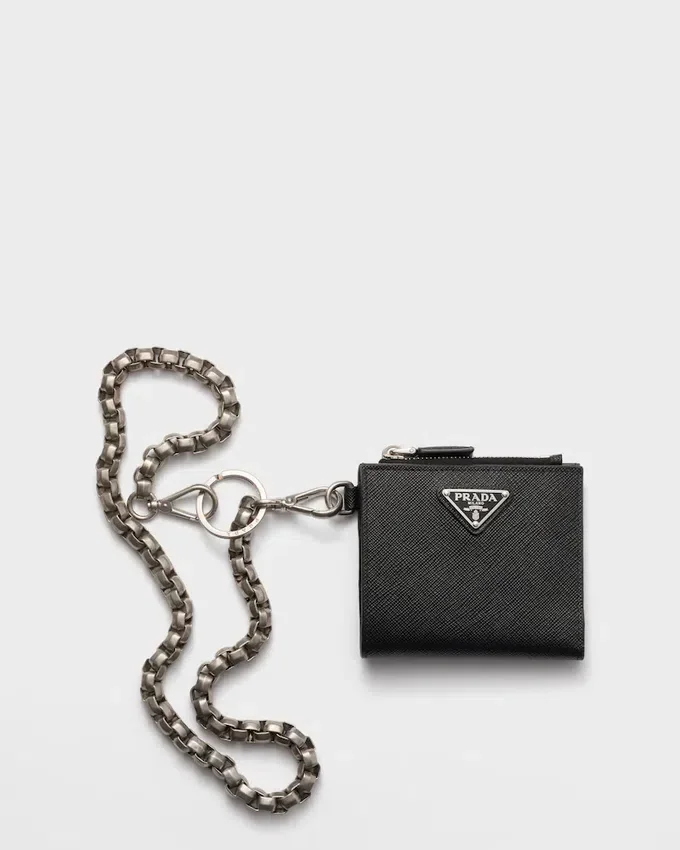 Cartera pequeña de piel Saffiano con cadena Cartera pequeña de piel Saffiano con cadena